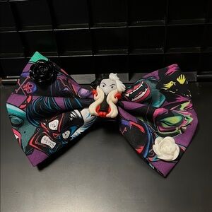 Disneys Cruella bow